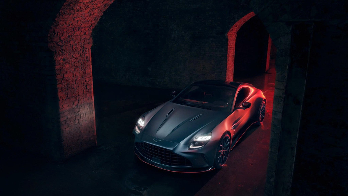 Khung gầm sau xe dạng cố định và tỉ lệ camber chính xác hơn, mang lại phản hồi lái sắc sảo và cảm giác mặt đường chân thực. Cánh gió sau bằng carbon giúp tăng lực ép lên tới 111 kg khi chạy tốc độ cao, yếu tố không thể thiếu cho những tay lái yêu thích đường đua.