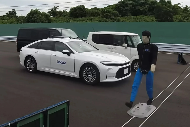 Riêng tại thị trường Bắc Mỹ, Toyota chỉ phân phối các phiên bản Crossover và Estate. Năm 2025 cũng là cột mốc kỷ niệm 70 năm ra đời dòng xe Crown.