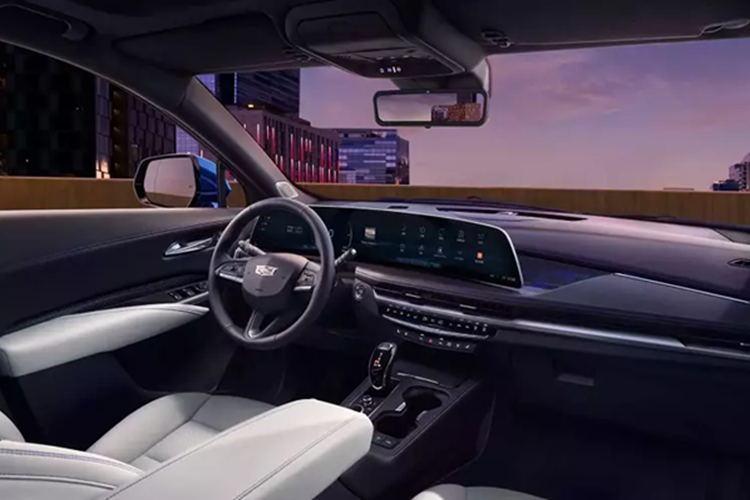 Xe sở hữu mâm 20 inch tùy chọn, màn hình cong siêu rộng 33 inch với độ phân giải 9K bao gồm bảng đồng hồ kỹ thuật số và màn hình thông tin giải trí. Ngoài ra, nội thất còn có ghế sưởi, làm mát và massage, vô lăng sưởi cũng như hệ thống âm thanh AKG cao cấp với khả năng khử tiếng ồn chủ động.