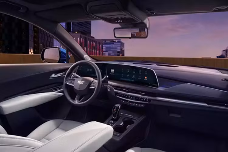 Xe sở hữu mâm 20 inch tùy chọn, màn hình cong siêu rộng 33 inch với độ phân giải 9K bao gồm bảng đồng hồ kỹ thuật số và màn hình thông tin giải trí. Ngoài ra, nội thất còn có ghế sưởi, làm mát và massage, vô lăng sưởi cũng như hệ thống âm thanh AKG cao cấp với khả năng khử tiếng ồn chủ động.