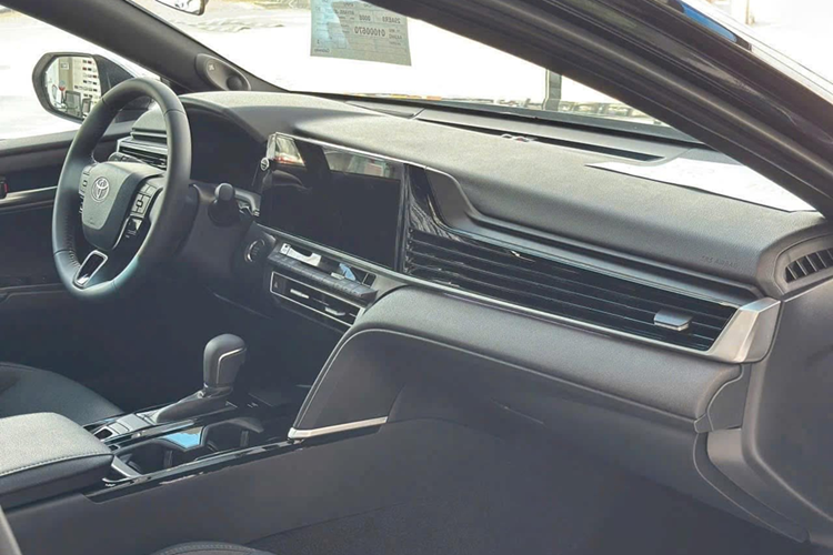 Màn hình cảm ứng trung tâm 12,3 inch, màn hình hiển thị thông tin kính lái HUD, cửa sổ trời, hệ thống âm thanh JBL 9 loa và điều hòa tự động 3 vùng độc lập, đi kèm nút bấm điều chỉnh và màn hình LCD. Bệ tì tay hàng ghế sau của xe tích hợp màn hình cảm ứng để chỉnh các tính năng trên xe.
