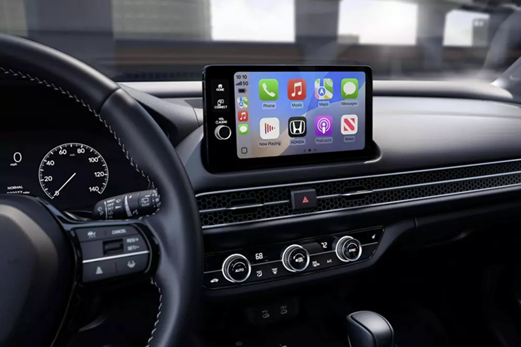 Bên trong, Honda HR-V 2026 được trang bị hệ thống thông tin giải trí mới với màn hình cảm ứng 9 inch, lớn hơn 2 inch so với phiên bản cũ và hỗ trợ kết nối Android Auto/Apple CarPlay không dây, tương tự người anh em CR-V. Ngoài ra, Honda còn tích hợp sạc điện thoại không dây làm trang bị tiêu chuẩn, một nâng cấp rất đáng giá cho mẫu xe này.