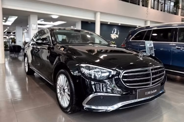 Theo đó, phiên bản tiêu chuẩn Mercedes-Benz E 180 hiện được chào bán từ khoảng 1,77 tỷ đồng, thấp hơn đáng kể so với giá niêm yết 2,099 tỷ đồng. Hai phiên bản cao hơn là E 200 và E 300 AMG cũng ghi nhận mức giá lần lượt khoảng 1,96 tỷ và 2,27 tỷ đồng, trong khi giá công bố chính thức trên website Mercedes-Benz Việt Nam là 2,519 tỷ và 2,999 tỷ đồng.