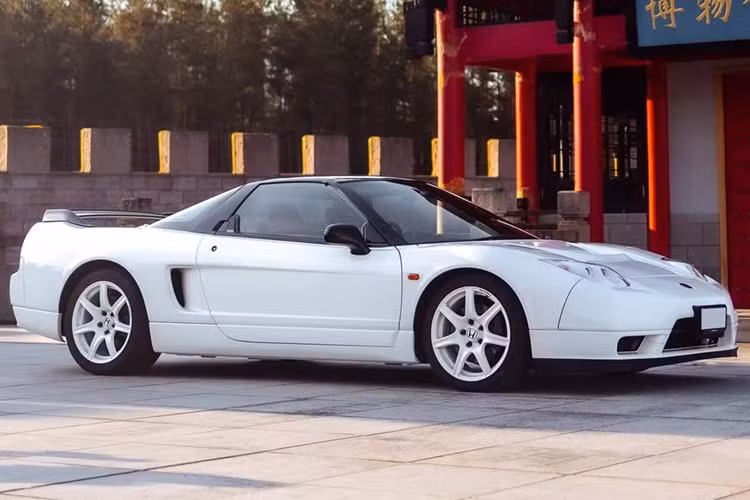 Siêu xe Honda NSX-R đời 2003 được bán tại phiên đấu giá Concorso d'Eleganza Villa d'Este gần đây của Broad Arrow với giá 934.375 euro, tương đương hơn 1,064 triệu USD quy đổi 27,1 tỷ đồng.