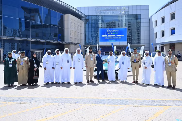 Về hiệu suất, Lotus Emeya-S sở hữu công suất 603 mã lực, tăng tốc từ 0–100 km/h trong 4,2 giây, tốc độ tối đa 250 km/h và phạm vi hoạt động lên đến 600 km/lần sạc đầy.