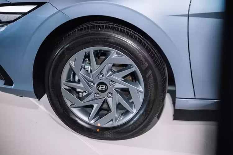 Ngoài ra, xe còn có cản trước mới với hốc gió trung tâm rộng và khe gió nằm dọc ở hai góc, đi kèm đèn sương mù. Khu vực bên sườn của mẫu sedan hạng C này gần như không thay đổi, trừ vành la-zăng và chi tiết trang trí sau cột C. Phía sau xe xuất hiện cản sau và bộ khuếch tán gió mới.