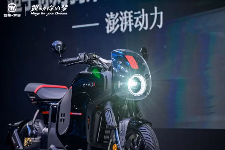 Cả hai phiên bản đều hỗ trợ sạc điện công suất 1.800 Watt, cho phép xe di chuyển được 50 km chỉ sau 1 giờ sạc. Người dùng có thể sử dụng nguồn điện dân dụng hoặc sạc nhanh ô tô tùy điều kiện. Xe có thể tăng tốc từ 0 - 50 km/h trong 2,8 giây, trước khi đạt vận tốc tối đa 120 km/h, đây là con số rất ấn tượng trong phân khúc mô tô điện đô thị.