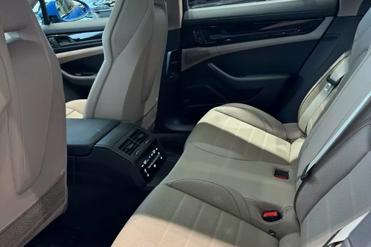 Thay đổi nữa là sự biến mất của cần số truyền thống trên cụm điều khiển trung tâm. Thay vào đó là cần gạt chuyển số nhỏ gọn nằm giữa bảng đồng hồ và màn hình thông tin giải trí. Điều này giúp cụm điều khiển trung tâm có thiết kế tối giản và gọn gàng hơn.