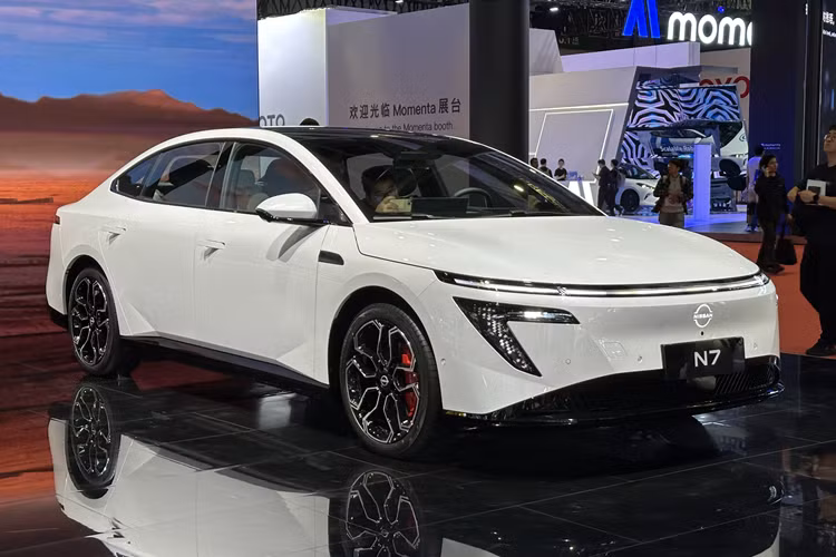 Trên mạng xã hội, Nissan cho biết N7 hiện là mẫu xe thuần điện bán chạy nhất của các công ty liên doanh tại thị trường Trung Quốc. Đồng thời, xe cũng đứng thứ hai trong phân khúc ô tô điện cỡ vừa và cỡ lớn với giá dưới 200.000 Nhân dân tệ (khoảng 700 triệu đồng).