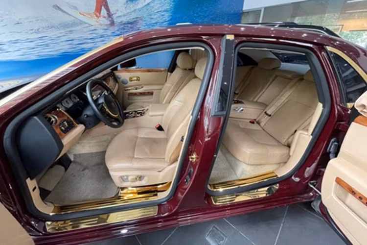 Mẫu xe siêu sang Rolls-Royce Ghost mạ vàng sử dụng động cơ V12, tăng áp kép, dung tích 6,6 lít, sản sinh công suất tối đa 562 mã lực và mô-men xoắn cực đại 780 Nm.
