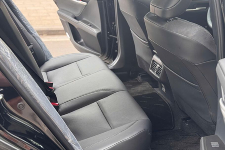 Tương tự thế hệ cũ, xe cũng được trang bị hệ thống an toàn chủ động Toyota Safety Sense. Tuy nhiên, xe đã có thêm hệ thống hỗ trợ ra khỏi xe an toàn và phanh hỗ trợ đỗ xe mới.