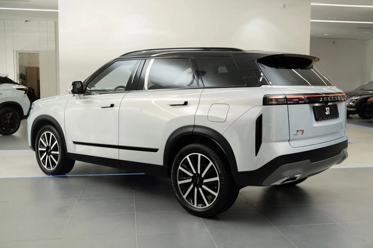 Trừ động cơ, hai phiên bản của Jaecoo J7 sở hữu thiết kế ngoại thất và nội thất không có gì khác biệt.