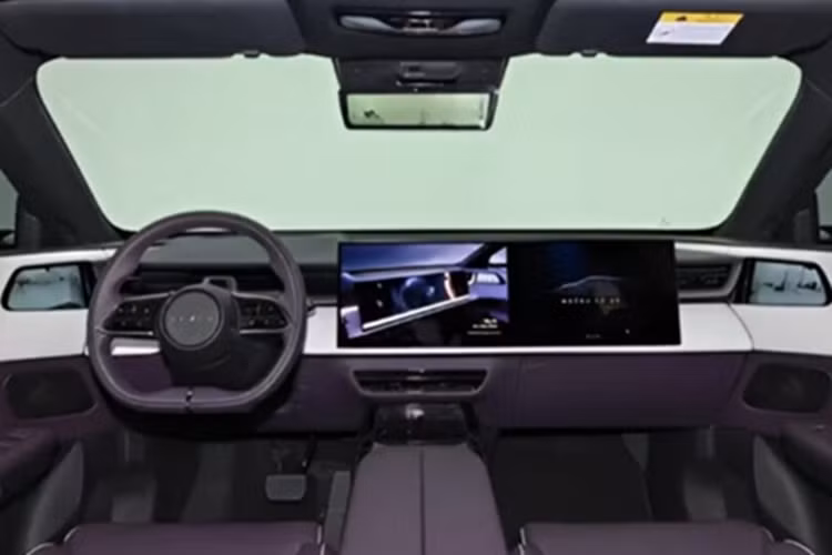 Ngoài ra, xe còn được tích hợp công nghệ theo dõi ánh mắt người lái, giúp nâng cao khả năng hỗ trợ khi di chuyển ở các cung đường phức tạp. Nội thất cũng được đánh giá cao với màn hình giải trí đặt nổi 26,45 inch độ phân giải 5K, kết hợp cùng hệ thống âm thanh cao cấp lên đến 23 loa, mang đến trải nghiệm giải trí sống động như rạp hát.
