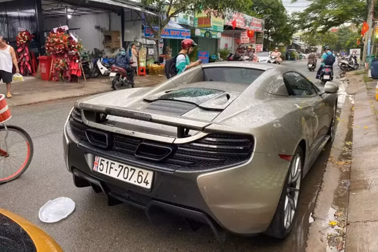 Nhưng trong nhiều năm qua, chiếc xe McLaren 650S Spider MSO này hiếm khi lộ diện trên đường, cũng không quá khó hiểu khi chủ nhân của nó, 1 doanh nhân trong lĩnh vực ngành tiêu dùng, sở hữu hàng chục siêu xe đủ loại, nên rất hiếm khi láiMcLaren 650S Spider MSO.