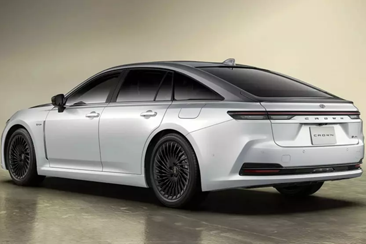 Bên trong khoang cabin của “The 70th” nổi bật với tông màu Black Lustre kết hợp vân gỗ trang trí, mang đến cảm giác cao cấp và thanh lịch. Logo kỷ niệm 70 năm cùng biểu tượng vương miện Crown được khắc laser trên bảng táp-lô, khắc nổi trên cần số pha lê, đồng thời xuất hiện trên đèn soi bậc cửa, chìa khóa, và túi đựng sách hướng dẫn làm từ da tái chế.