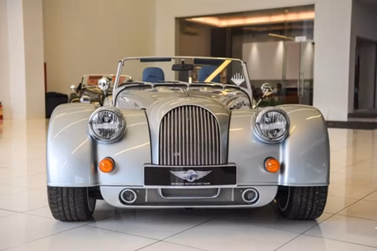 Không quá lời khi cho rằng Plus Six chính là mẫu xe đại diện cho thế hệ mới của hãng xe Morgan, hãng quyết định trang bị động cơ 6 xi-lanh thẳng hàng, dung tích 3.0 lít, tăng áp, sản sinh ra công suất tối đa lên đến 335 mã lực và mô men xoắn cực đại là 500 Nm.