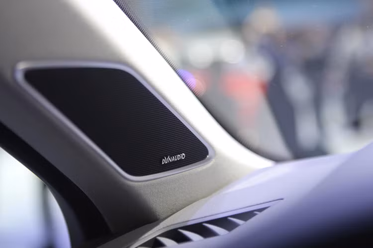 Dù vậy, điểm hạn chế của Touareg là thiếu vắng gói công nghệ an toàn chủ động ADAS - một trang bị gần như tiêu chuẩn trên nhiều đối thủ hiện nay. Xe vẫn được trang bị các tính năng cơ bản như 10 túi khí, hỗ trợ đỗ xe, cảnh báo mất tập trung cho người lái.