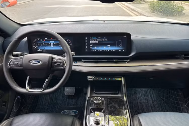 Ford Territory được định vị ở phân khúc CUV cỡ C, cạnh tranh trực tiếp với Mazda CX-5, Honda CR-V, Hyundai Tucson và Kia Sportage. Trong số này, Mazda CX-5 hiện là mẫu xe bán chạy nhất, thường xuyên dẫn đầu doanh số toàn phân khúc.