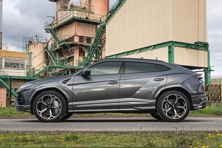 Động cơ kết hợp cùng hộp số tự động 8 cấp và hệ dẫn động 4 bánh giúp Lamborghini Urus có thể tăng tốc từ vị trí xuất phát lên 100 km/h trong 3,6 giây trước khi đạt vận tốc tối đa 305 km/h.