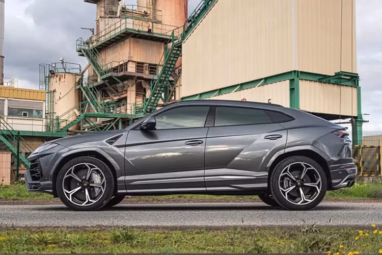 Động cơ kết hợp cùng hộp số tự động 8 cấp và hệ dẫn động 4 bánh giúp Lamborghini Urus có thể tăng tốc từ vị trí xuất phát lên 100 km/h trong 3,6 giây trước khi đạt vận tốc tối đa 305 km/h.