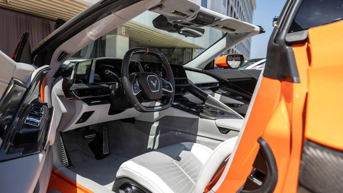 Corvette ZR1X không còn đơn thuần là một chiếc xe, nó là tuyên ngôn mới của GM trong kỷ nguyên điện hóa. Một chiếc xe mang hồn Mỹ, sức mạnh cơ học thuần chất, và công nghệ hiện đại, tinh gọn, thông minh. Nó cho thấy: bạn không cần đến Maranello hay Stuttgart để được trải nghiệm cảm giác siêu xe thực thụ, bạn chỉ cần ngồi sau vô-lăng của một chiếc Chevrolet.