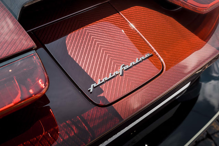 Được hoàn thiện với lớp vỏ Exposed Signature Carbon Tinted Rosso Gloss cùng các điểm nhấn vàng và đen, chiếc xe thể hiện triết lý của thương hiệu trong việc kết hợp di sản với sự sang trọng hướng tới tương lai.