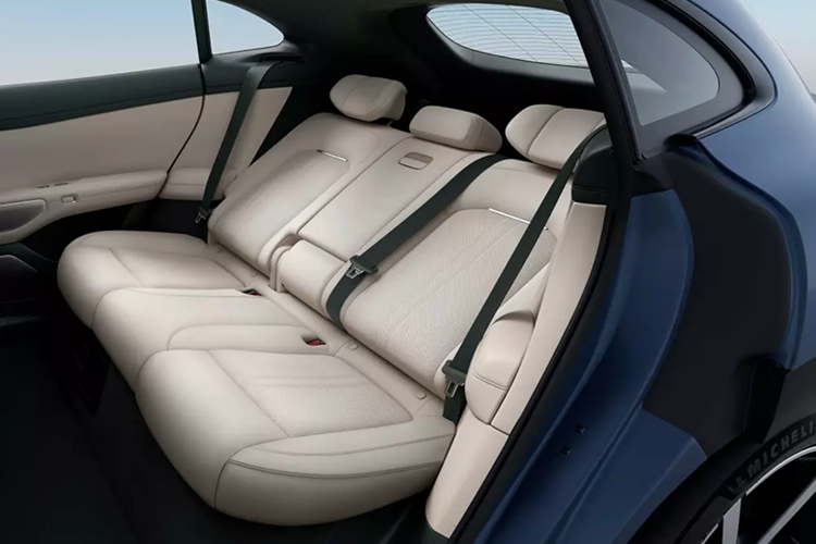 Xiaomi đặc biệt chú trọng đến yếu tố an toàn trên YU7, xe có cấu trúc khung gầm là loại thép cường độ cao, khung trước bằng nhôm đúc, thân xe kết hợp giữa nhôm và thép nhằm tăng độ cứng vững đồng thời giảm trọng lượng. Bộ pin được bảo vệ bằng lớp vỏ gia cố đặc biệt, có lớp phủ chống đạn, nâng cao khả năng chống chịu va chạm và cháy nổ.