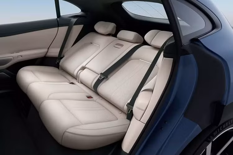 Xiaomi đặc biệt chú trọng đến yếu tố an toàn trên YU7, xe có cấu trúc khung gầm là loại thép cường độ cao, khung trước bằng nhôm đúc, thân xe kết hợp giữa nhôm và thép nhằm tăng độ cứng vững đồng thời giảm trọng lượng. Bộ pin được bảo vệ bằng lớp vỏ gia cố đặc biệt, có lớp phủ chống đạn, nâng cao khả năng chống chịu va chạm và cháy nổ.