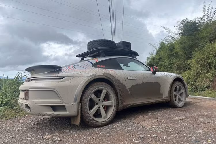 Dưới nắp capo là khối động cơ 6 xi-lanh, tăng áp kép, dung tích 3.0L, sản sinh 473 mã lực, 570 Nm mô-men xoắn, kết hợp hộp số tự động PDK 8 cấp, hệ dẫn động AWD toàn thời gian và hệ thống đánh lái cầu sau. Xe tăng tốc từ 0–100 km/h trong 3,4 giây, vận tốc tối đa giới hạn ở 240 km/h.