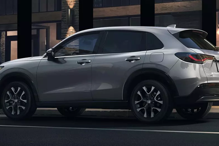 Trong đó, hai bản LX và EX-L có thêm màu sơn Solar Reflection Metallic mới. Riêng bản Sport có tùy chọn màu sơn xanh Boost Blue Pearl cùng logo đen ở cửa cốp sau. Ngoài các điểm mới này, thiết kế tổng thể của xe vẫn giữ nguyên như phiên bản cũ.