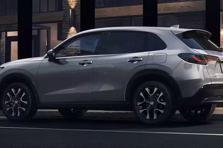 Trong đó, hai bản LX và EX-L có thêm màu sơn Solar Reflection Metallic mới. Riêng bản Sport có tùy chọn màu sơn xanh Boost Blue Pearl cùng logo đen ở cửa cốp sau. Ngoài các điểm mới này, thiết kế tổng thể của xe vẫn giữ nguyên như phiên bản cũ.