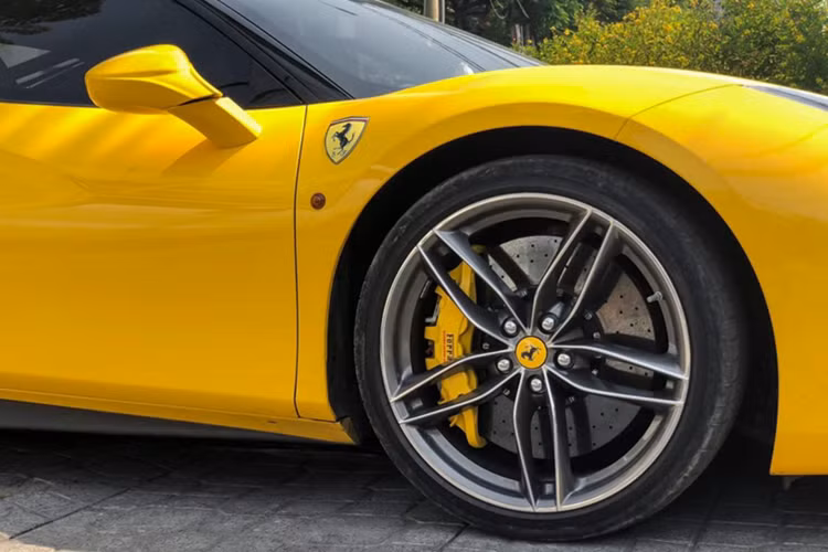 Cụ thể, Ferrari 488 GTB sử dụng động cơ V8, tăng áp kép, dung tích 3,9 lít sản sinh ra công suất 661 mã lực ở vòng tua máy 8.000 vòng/phút và mô-men xoắn cực đại 760 Nm tại 3.000 vòng/phút.