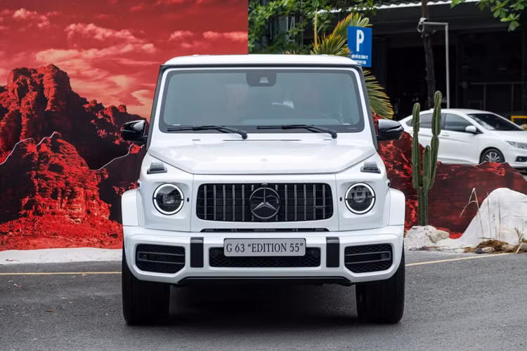 Giá bán cho xe Mercedes-AMG G63 V1 chính hãng hiện tại từ 11,75 tỷ đồng, tức cao hơn 800 triệu đồng so với chiếc xe SUV hạng sang Mercedes-AMG G63 tiêu chuẩn. Còn các xe lướt, giá bán từ 5,8 tỷ đến 9 tỷ đồng, tùy thuộc vào đời xe, trang bị...