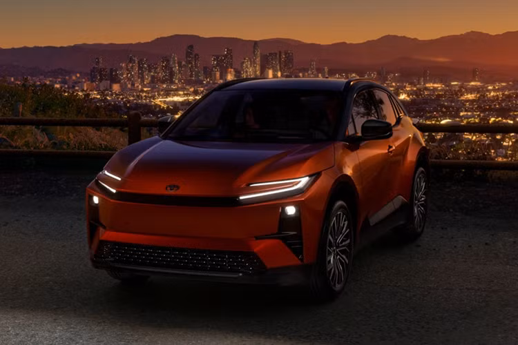 Toyota C-HR phiên bản Mỹ vẫn trung thành với phong cách coupe hiện đại, thể hiện qua phần mui xe dốc nhẹ về sau, tạo dáng vẻ thể thao và năng động. Xe được phát triển trên nền tảng e-TNGA 2.0, tương tự như các mẫu xe điện thuộc dòng Toyota bZ.