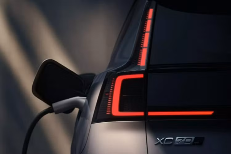 Thế hệ mới của XC70 đánh dấu sự chuyển mình toàn diện về thiết kế. Mẫu xe từ bỏ dáng wagon truyền thống, thay vào đó là phong cách crossover hiện đại, mang nhiều đường nét tương đồng với Volvo EX90 - mẫu SUV điện đầu bảng của hãng.