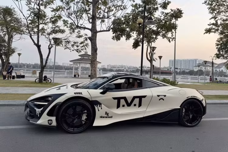 Chiếc siêu xe McLaren 720S thứ 3 về Việt Nam có lý lịch khá đặc biệt, lý do là chủ nhân rất kín tiếng trong giới chơi xe cũng như cộng đồng mạng, từ lúc mua về đến khi bán đi, xe chạy cực ít, vì thế, nó ngay lập tức lọt vào mắt xanh của 1 tay chơi xe Hà Nội.