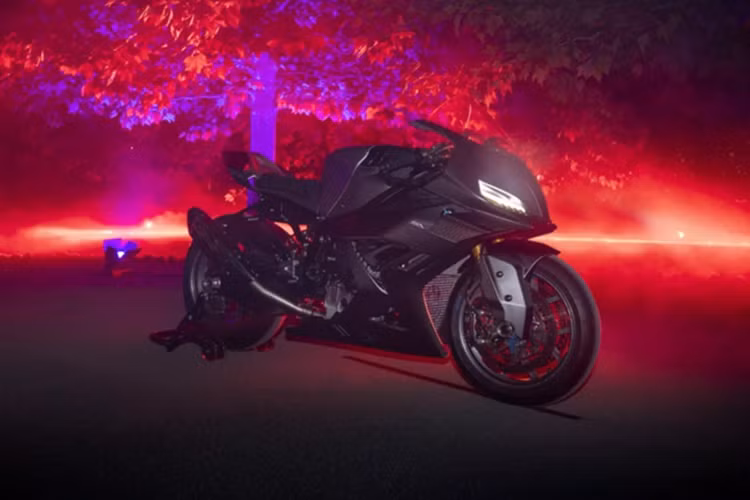 Mẫu xe mang ngôn ngữ thiết kế “sắc sảo, có chủ đích và đầy cảm xúc”, tập trung tối đa vào tính khí động học với loạt khe hút gió và cánh gió giúp tăng lực ép xuống mặt đường khi vận hành ở tốc độ cao.