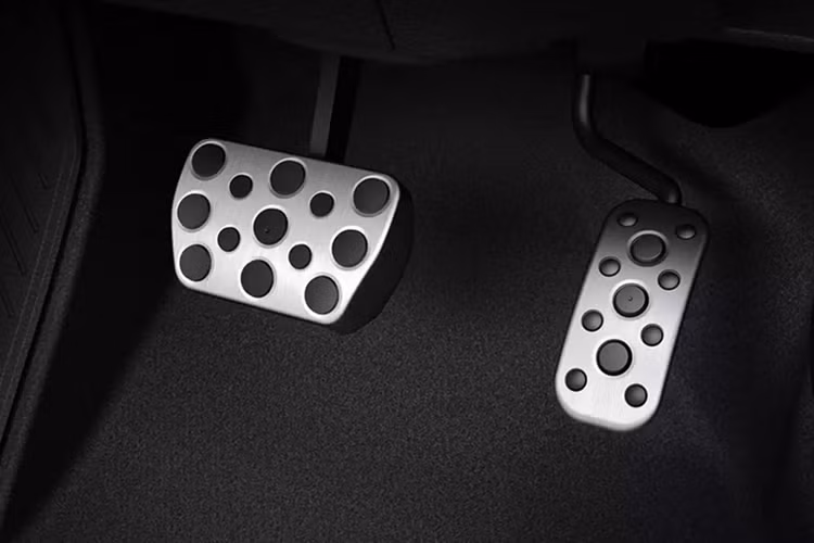 Nội thất cũng được nâng cấp với ghế bọc chất liệu giả da lộn, ôm lấy thân người ngồi, đồng thời đi kèm đường chỉ màu xám và logo GR Sport. Động cơ của Toyota Corolla Cross GR Sport 2025 là hệ truyền động hybrid tự sạc với máy xăng 2.0L, cho công suất cao, kết hợp với hộp số tự động 10 cấp Shiftmatic và hệ dẫn động 4 bánh E-Four.