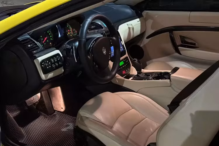 Hình ảnh đăng bán chiếc xe Maserati Granturismo này vẫn còn giữa bộ body kit độ MC Stradale, xe có màu sơn vàng nhưng chưa rõ là màu gốc của xe hay dán đề-can. Điểm nhấn là nhiều chi tiết sơn đen bao gồm bộ mâm đa chấu kép của xe.