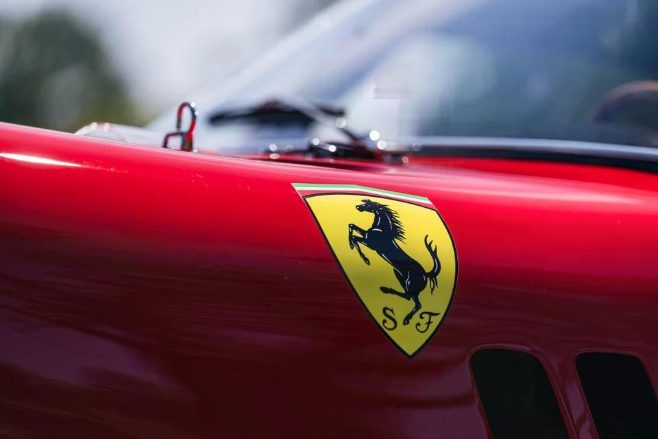 Nổi tiếng nhất thế giới có thể kể đến chú ngựa chồm "Prancing Horse" trên logo của Ferrari. Biểu tượng này thường được thể hiện dưới dạng hình chữ nhật với dòng chữ Ferrari, hoặc hình chiếc khiên với chữ viết tắt SF (Scuderia Ferrari).