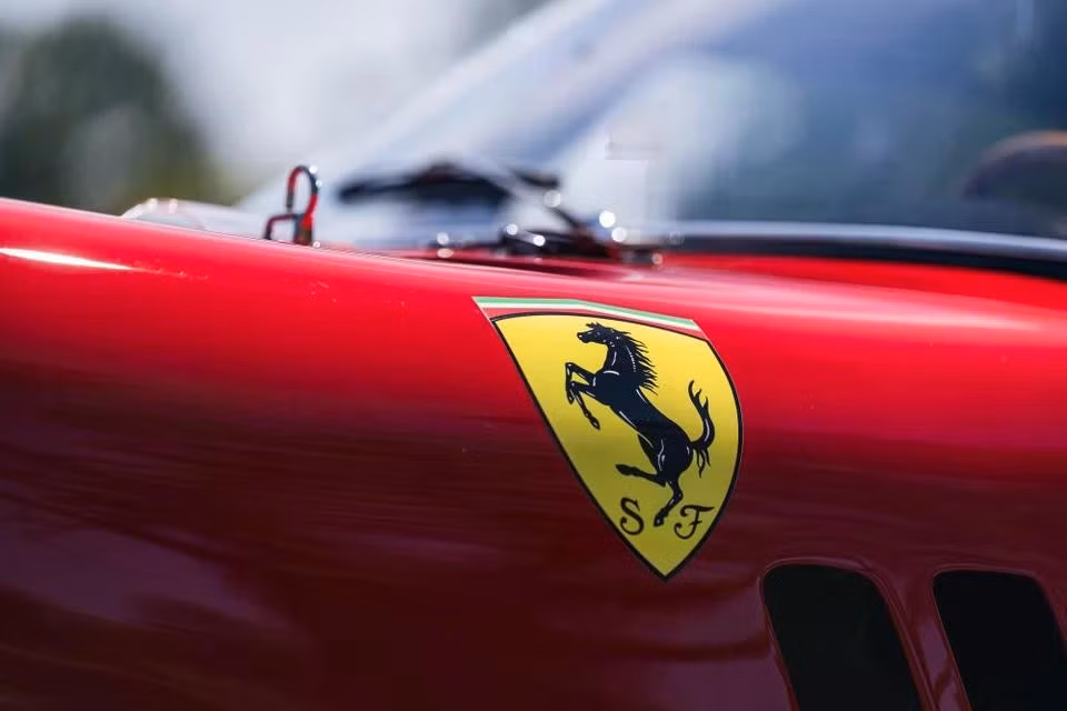 Nổi tiếng nhất thế giới có thể kể đến chú ngựa chồm "Prancing Horse" trên logo của Ferrari. Biểu tượng này thường được thể hiện dưới dạng hình chữ nhật với dòng chữ Ferrari, hoặc hình chiếc khiên với chữ viết tắt SF (Scuderia Ferrari).