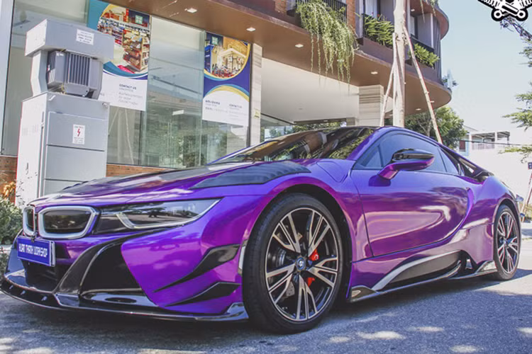 Sự kết hợp này mang đến cho BMW i8 tổng công suất 372 mã lực và mômen xoắn cực đại 570 Nm. BMW i8 còn có khả năng tiết kiệm nhiên liệu ấn tượng. Theo công bố của hãng, mức tiêu thụ xăng của i8 vào khoảng 2.1lít/100km.