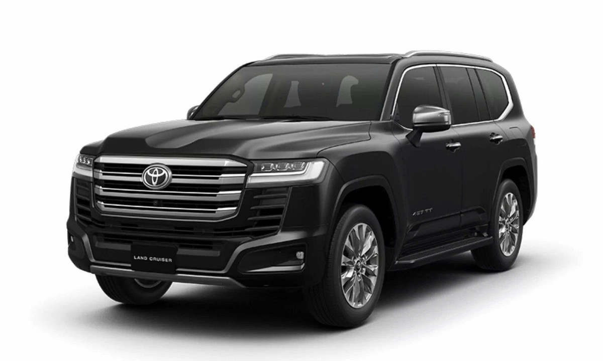 Trái tim của Land Cruiser hybrid là sự kết hợp giữa động cơ xăng V6 3.5L tăng áp kép và một mô-tơ điện, tạo ra tổng công suất lên tới 457 mã lực, mô-men xoắn cực đại 790 Nm, ngang với "người anh em" hạng sang Lexus LX700h.