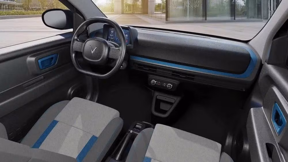 Về vận hành, VinFast Minio Green trang bị mô-tơ điện công suất 27 mã lực, mô-men xoắn cực đại 65Nm, dẫn động cầu sau. Xe có thể tăng tốc từ 0–50km/h trong 6,5 giây, tốc độ tối đa đạt 85km/h.