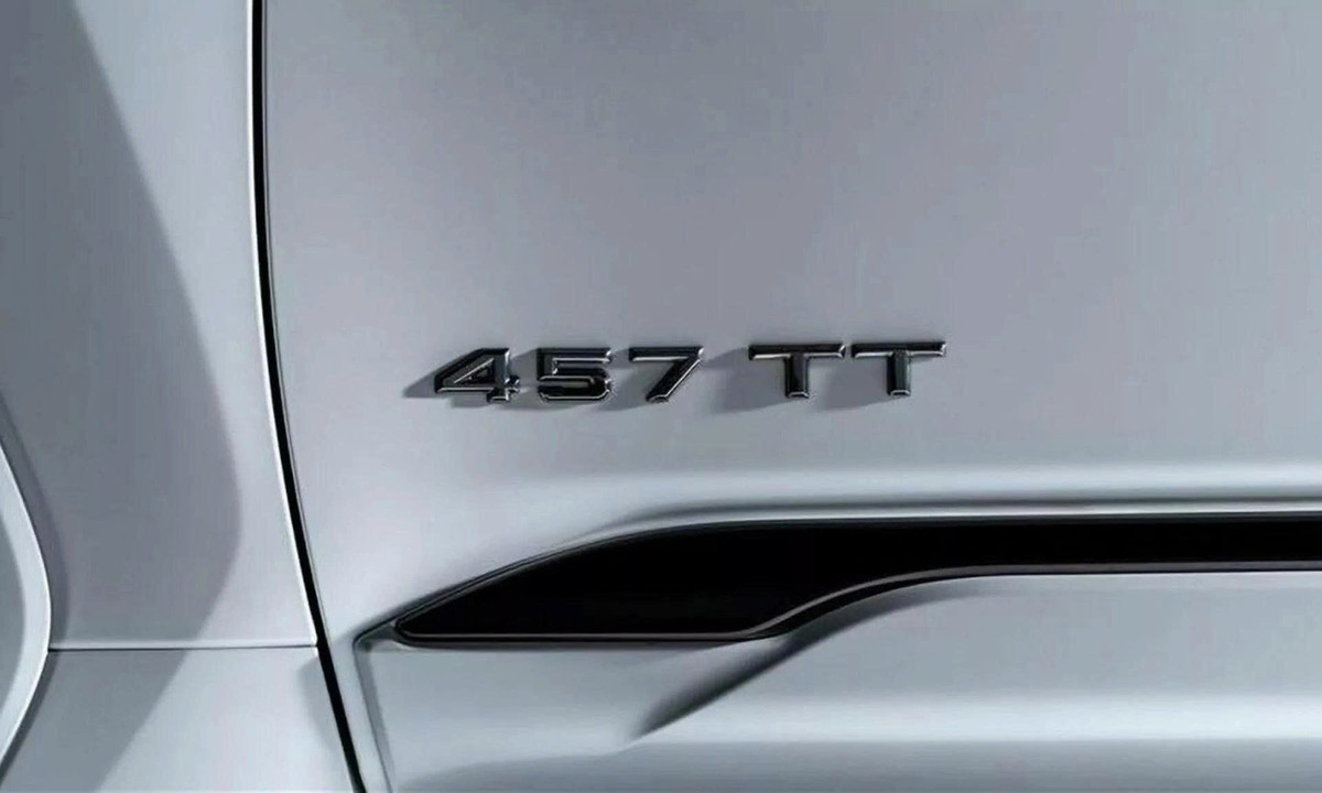 Về thiết kế, phiên bản hybrid giữ nguyên phong cách cứng cáp, cơ bắp đặc trưng của Land Cruiser 300, nhưng có một số thay đổi nhỏ. Bản VXR được nâng cấp nhẹ với cản trước hạ thấp và thiết kế ống hút gió được điều chỉnh. Trong khi đó, bản GR Sport không có thay đổi ngoại hình rõ rệt. Điểm nhận diện đặc biệt là logo "457 TT" bên hông xe, biểu thị công suất 457 mã lực, cùng biểu tượng HEV (Hybrid Electric Vehicle) ở cửa sau.