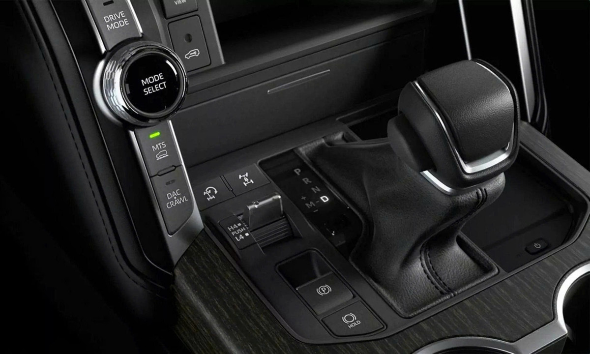 Tại UAE, Land Cruiser 300 Hybrid đã bắt đầu nhận đơn đặt hàng, với mức giá khởi điểm 106.200 USD (khoảng hơn 2,542 tỷ đồng) cho bản VXR và 111.600 USD (khoảng 2,652 tỷ đồng) ,cho bản GR Sport.