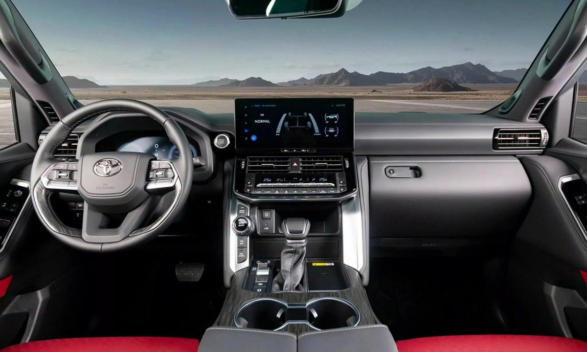 Không gian bên trong Land Cruiser hybrid cũng được cải tiến nhẹ để tương thích với hệ truyền động mới. Cụm đồng hồ kỹ thuật số được thiết kế lại, tích hợp đồ họa riêng cho chế độ hybrid, kết hợp với màn hình trung tâm 12,3 inch phục vụ hệ thống giải trí và điều khiển chức năng xe.