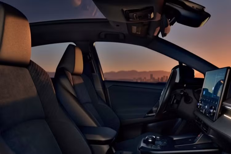 Ghế ngồi trên xe được bọc bằng nhiều chất liệu khác nhau như nỉ, SofTex hoặc da lộn tổng hợp, tùy theo phiên bản. Ngoài ra, xe còn có các tiện ích cao cấp như sạc không dây hỗ trợ cùng lúc 2 thiết bị, cửa sổ trời toàn cảnh Panorama và dung tích khoang hành lý lên đến 719 lít khi gập hàng ghế sau.