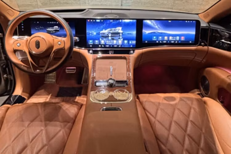 Xe được trang bị hệ thống đánh lái bánh sau - một tính năng thường chỉ có ở các mẫu sedan cao cấp. Nội thất là điểm nhấn nổi bật của Maextro S800. Xe được trang bị hệ thống hiển thị head-up display thế hệ mới của Huawei, đi kèm dàn âm thanh với 43 loa có tổng công suất 2.920 W.