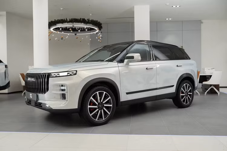 Vào thời điểm trình làng, Jaecoo J7 có giá niêm yết 799 triệu đồng trong khi con số tương ứng của J7 PHEV là 999 triệu đồng. Tuy nhiên, đến tháng 4/2025, Jaecoo J7 PHEV được giảm giá niêm yết xuống còn 969 triệu đồng để dễ tiếp cận khách hàng hơn.